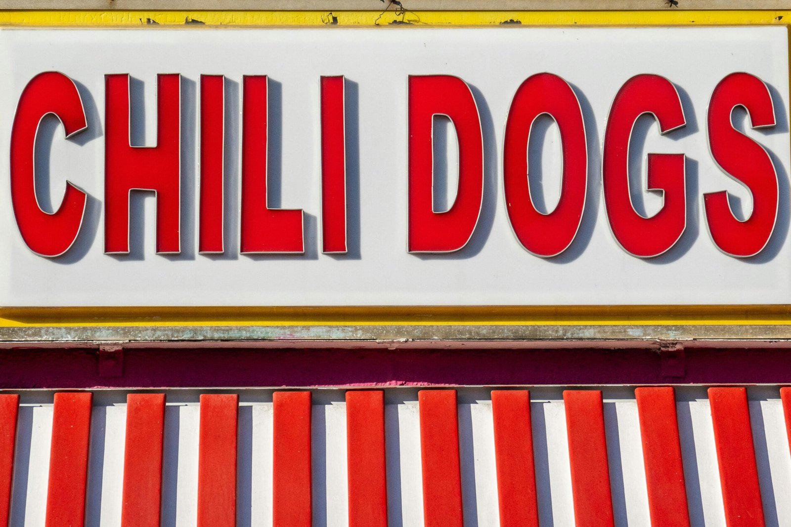 Chili Dogs Schild mit roter und weißer Markise auf Mallorca, fotografiert von Chris Robert