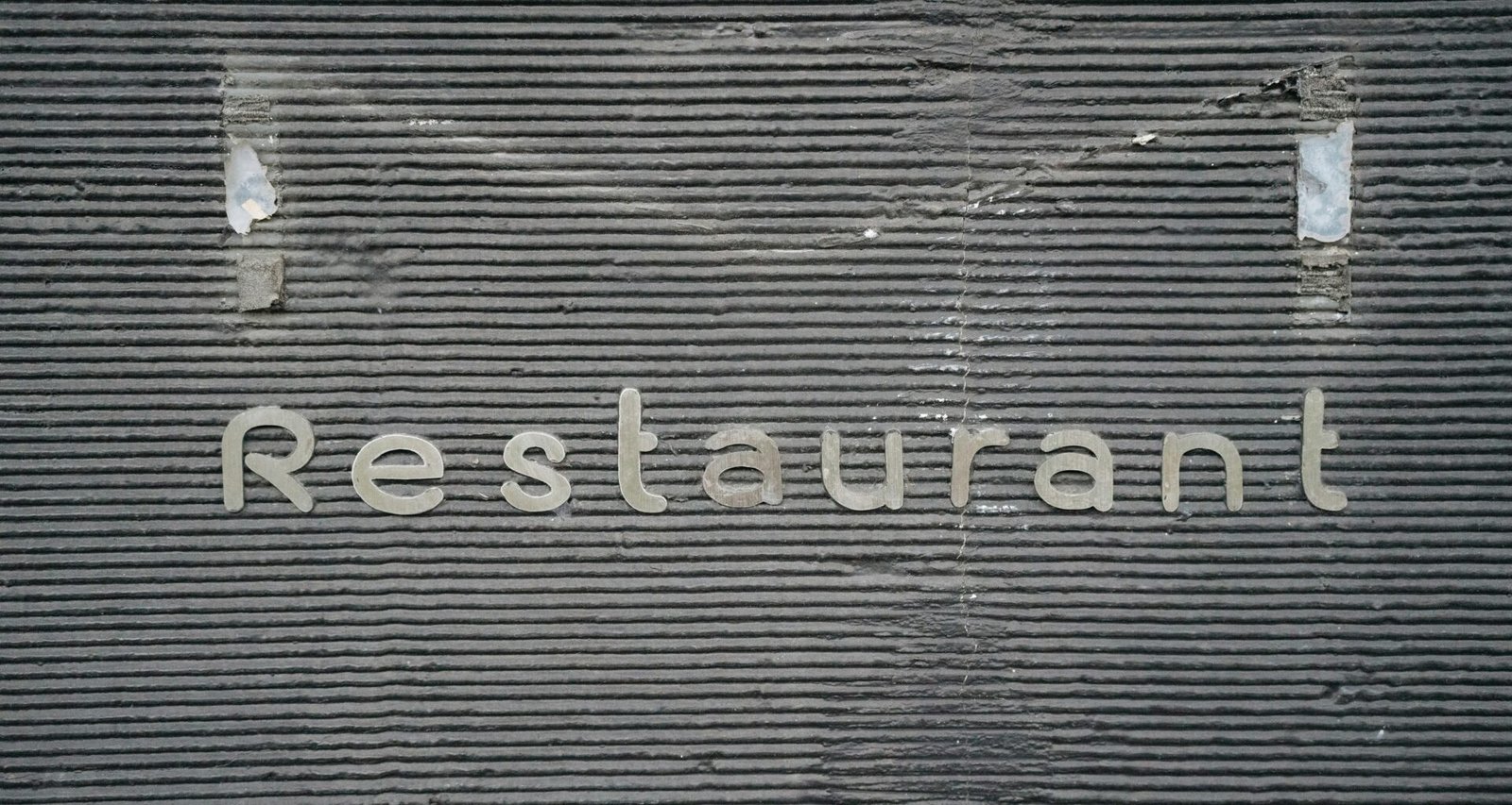 Der Schriftzug 'Restaurant' an der Seite eines Gebäudes auf Mallorca, fotografiert von Markus Winkler.