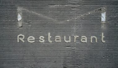 Der Schriftzug 'Restaurant' an der Seite eines Gebäudes auf Mallorca, fotografiert von Markus Winkler.