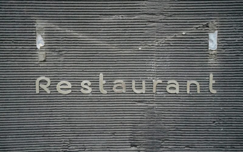 Der Schriftzug 'Restaurant' an der Seite eines Gebäudes auf Mallorca, fotografiert von Markus Winkler.