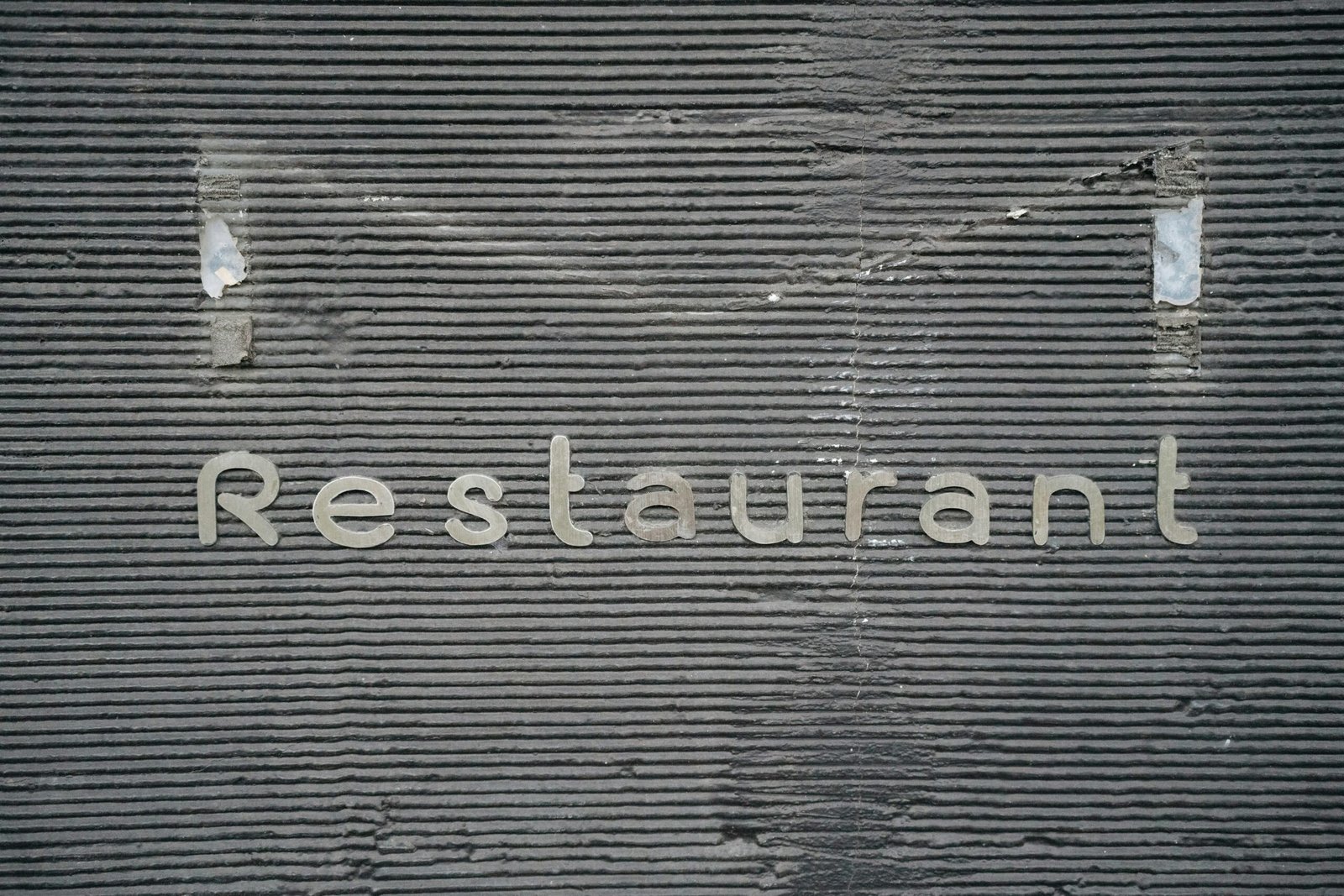 Der Schriftzug 'Restaurant' an der Seite eines Gebäudes auf Mallorca, fotografiert von Markus Winkler.