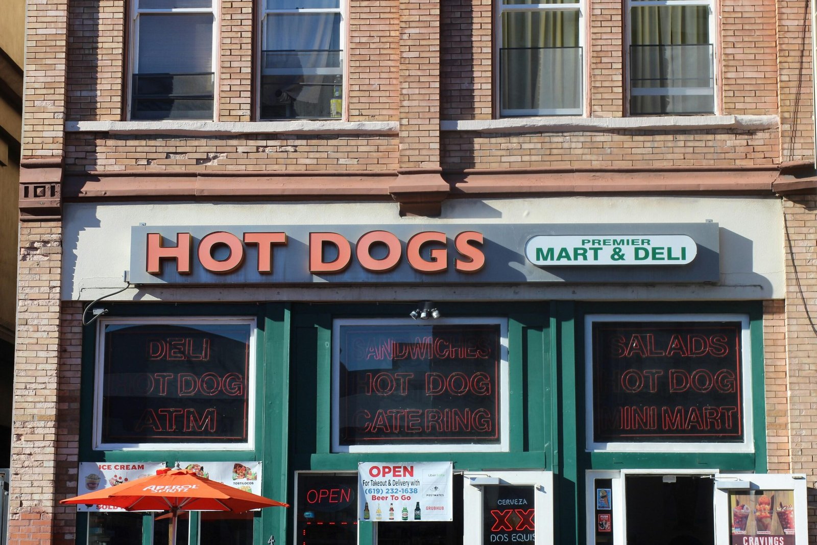 Die Vorderseite eines Restaurants auf Mallorca mit einem Hot Dog und Deli-Schild, aufgenommen von Andres Quintanar.