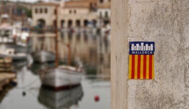 Sticker an einer Wand nahe eines Hafens auf Mallorca, aufgenommen von Alex Kulikov