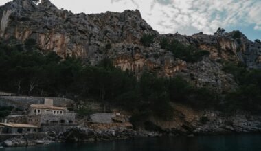 Berg mit Haus auf Mallorca auf einem Felsen, fotografiert von Raymond Petrik, zeigt die natürliche Schönheit der Insel.