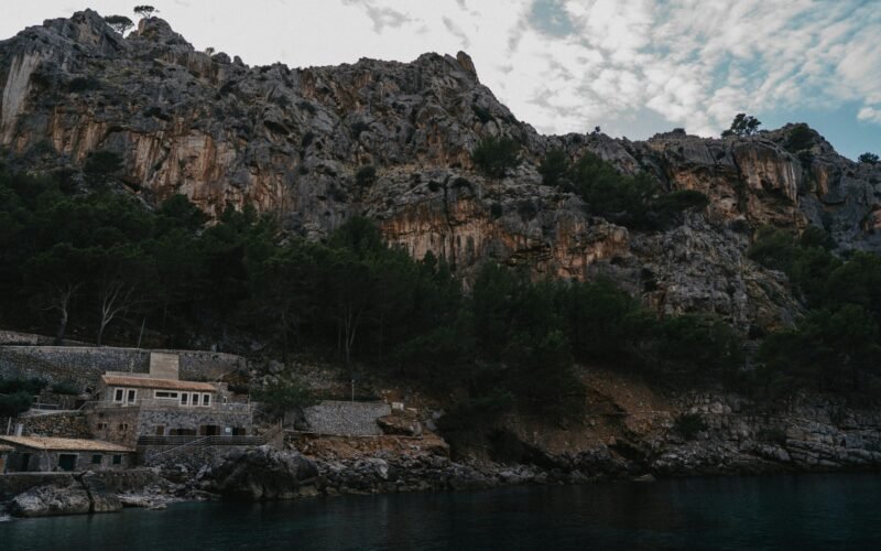 Berg mit einem Haus auf Mallorca auf einem felsigen Gipfel, aufgenommen von Raymond Petrik