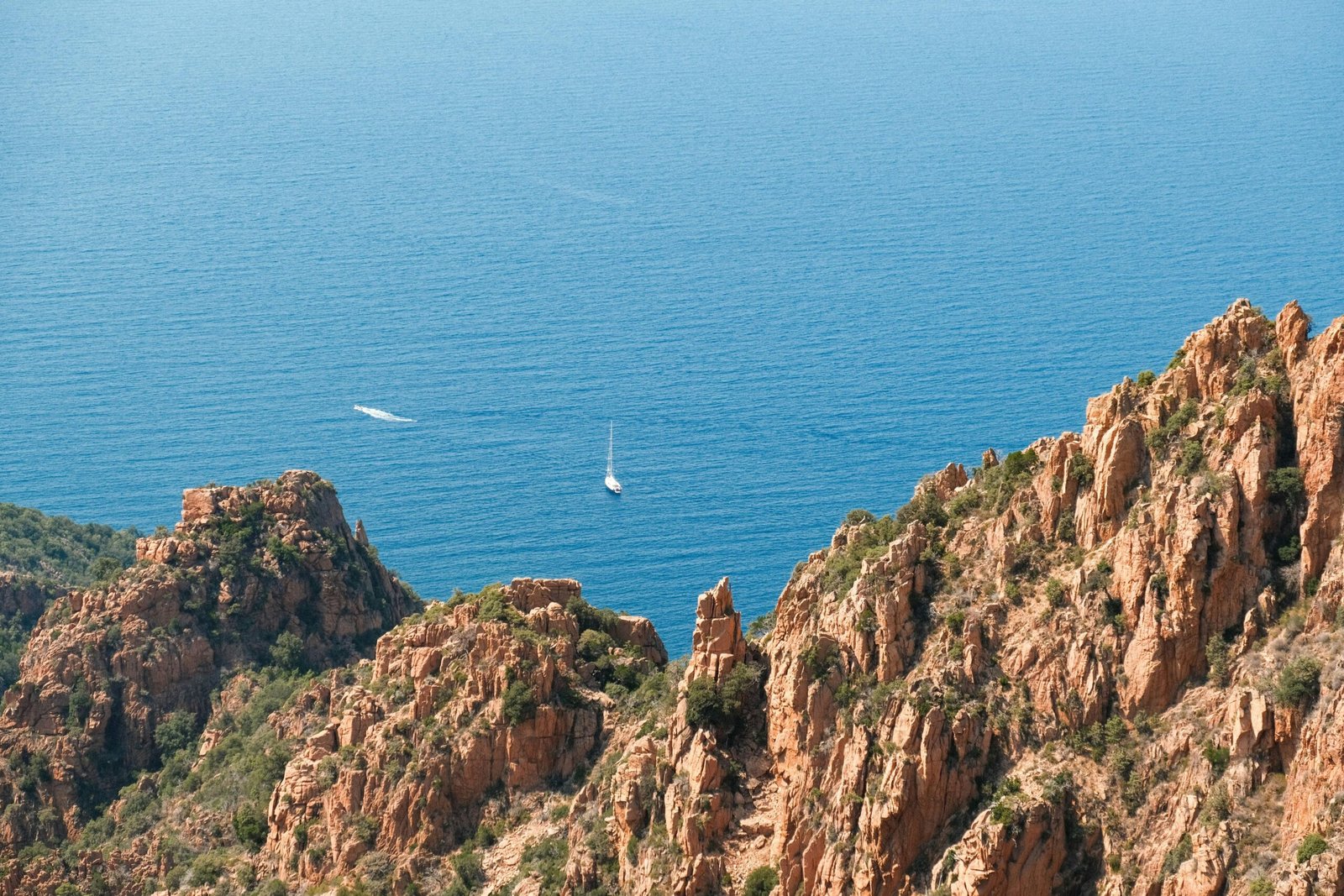 Blick vom Berg auf Mallorca auf das Meer und die Küste, aufgenommen von Robert Katzki