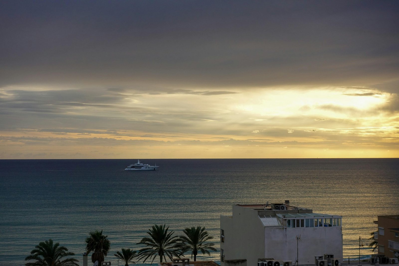Boot auf Mallorca im offenen Meer an einem bewölkten Tag fotografiert von Yan Ots