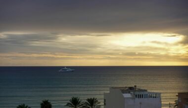 Boot auf Mallorca unterwegs im offenen Meer an einem bewölkten Tag, fotografiert von Yan Ots