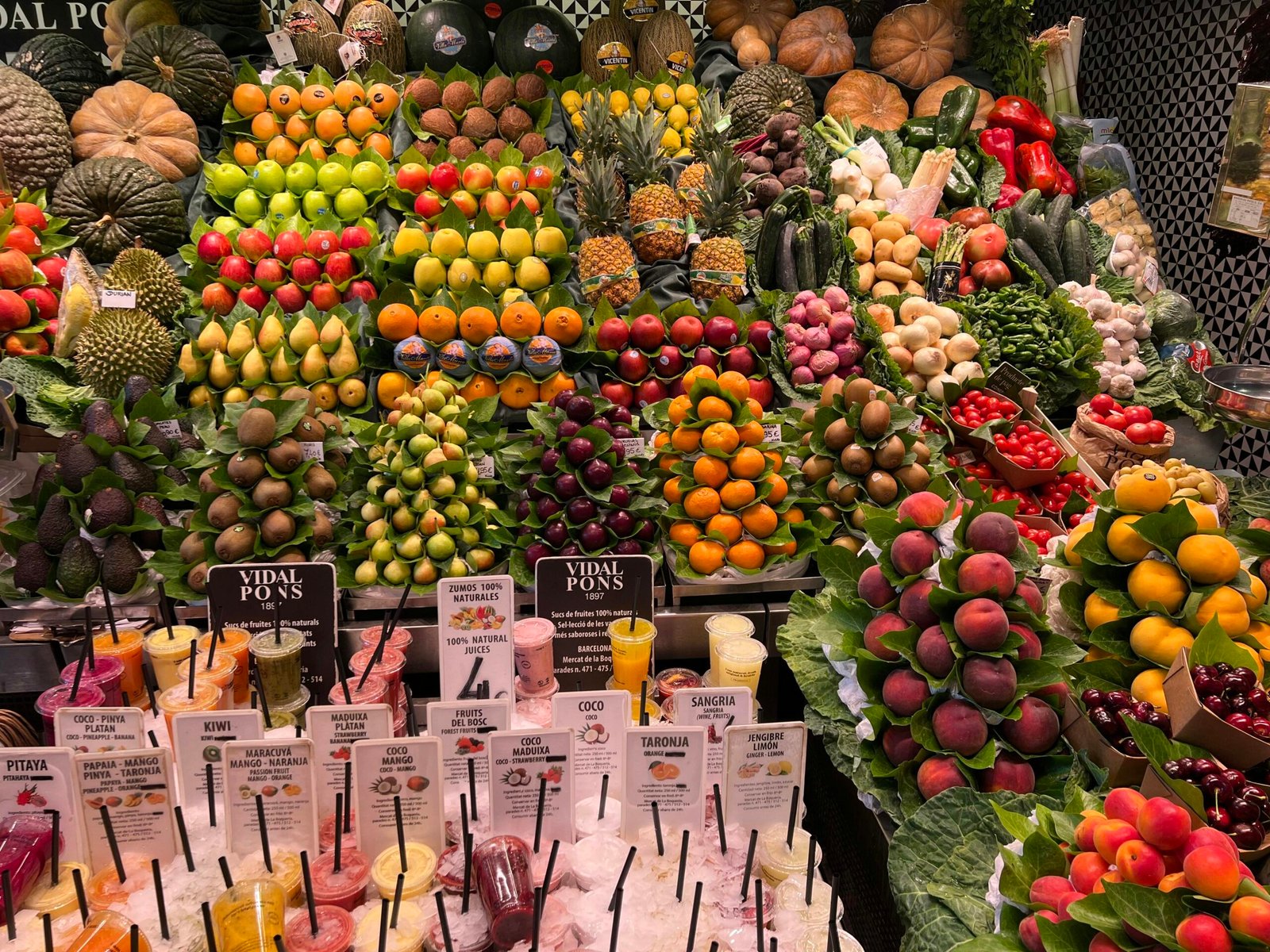 Verschiedene Früchte sind in einem Laden auf Mallorca ausgestellt, aufgenommen von David Xeli.