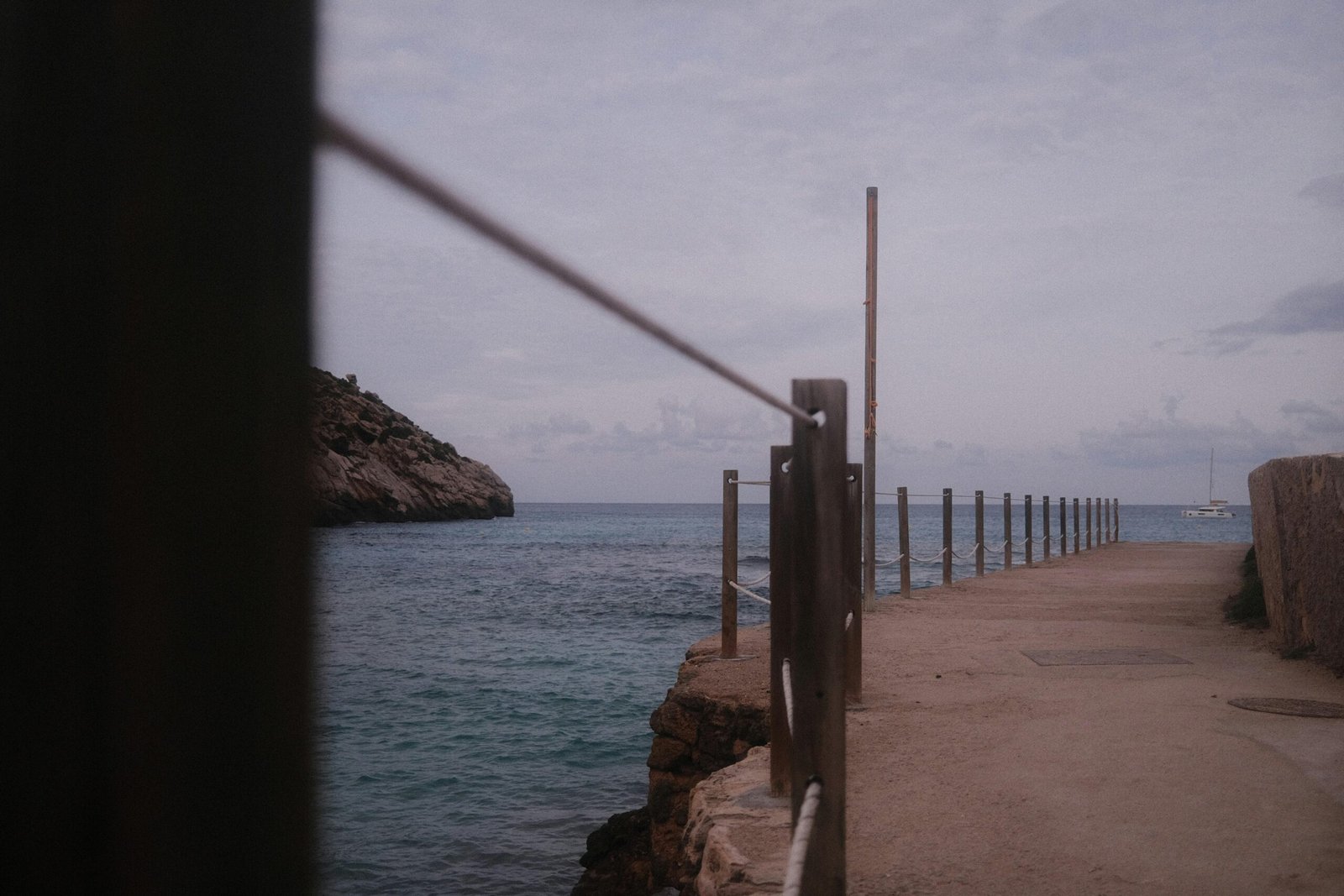 Ein Spazierweg mit Geländer entlang der Küste auf Mallorca, aufgenommen von Marius Matuschzik.