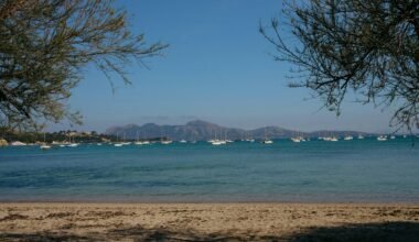 Blick auf Wasser mit Booten in der Ferne auf Mallorca, aufgenommen von Konstantin Chemeris