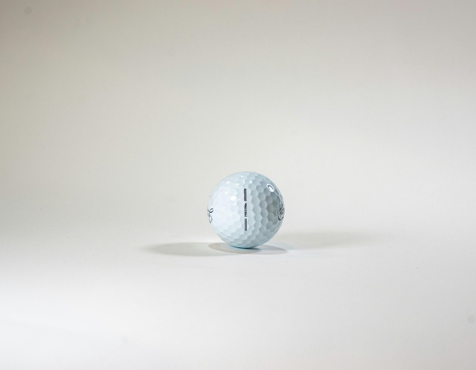 Golfball auf weißer Oberfläche auf Mallorca, fotografiert von Legacy Golf