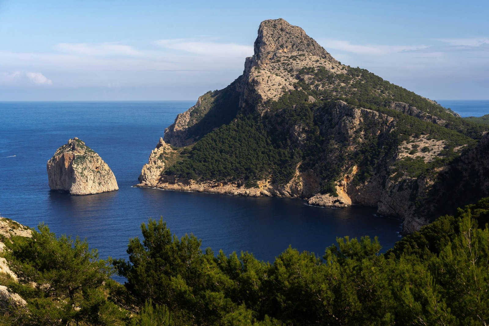 Großer Felsen inmitten eines Gewässers auf Mallorca, aufgenommen von Mariya, zeigt die natürliche Umgebung der Insel.