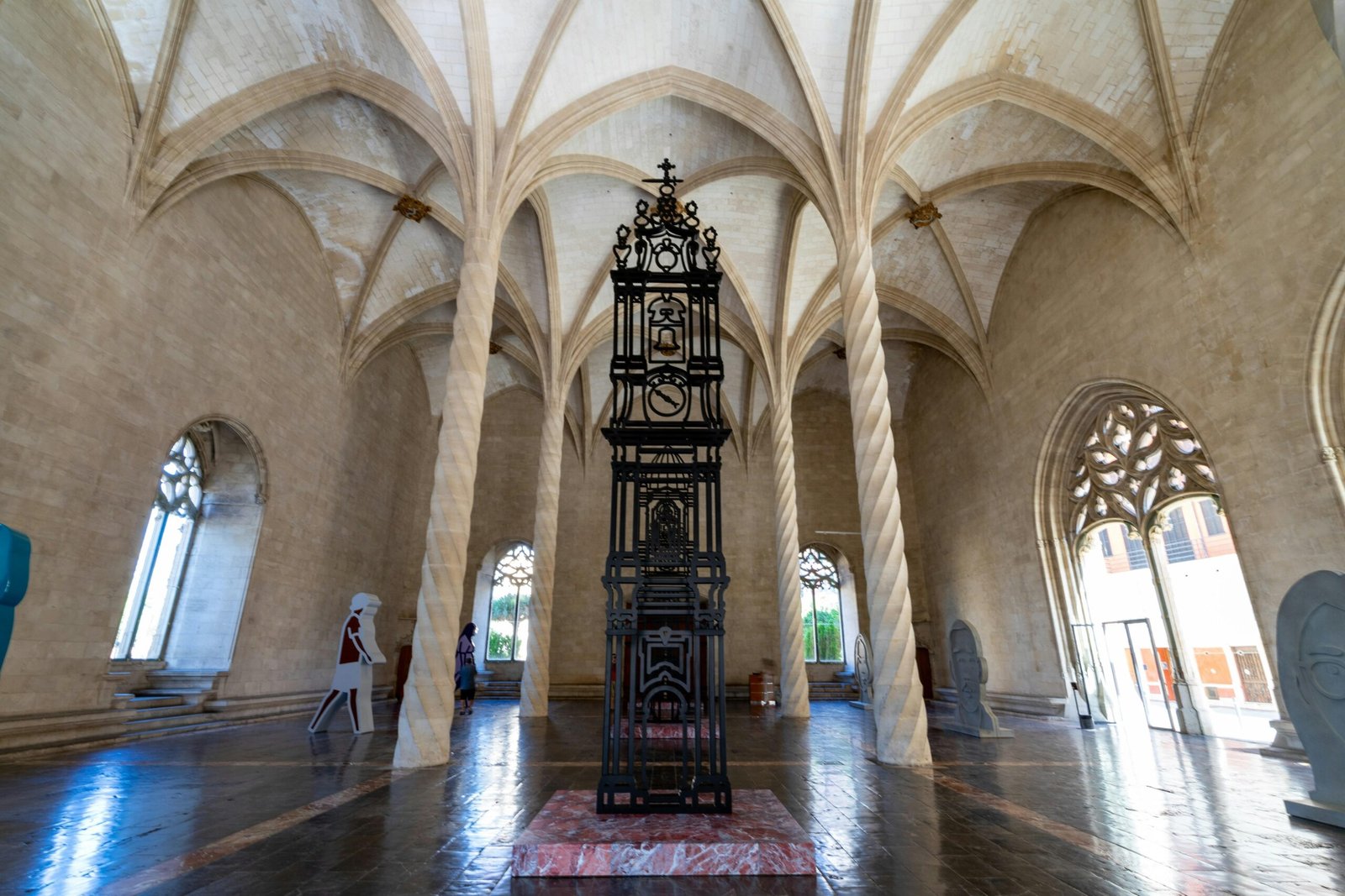 Großer Raum mit einer Uhr an der Wand, aufgenommen von David Vives auf Mallorca.