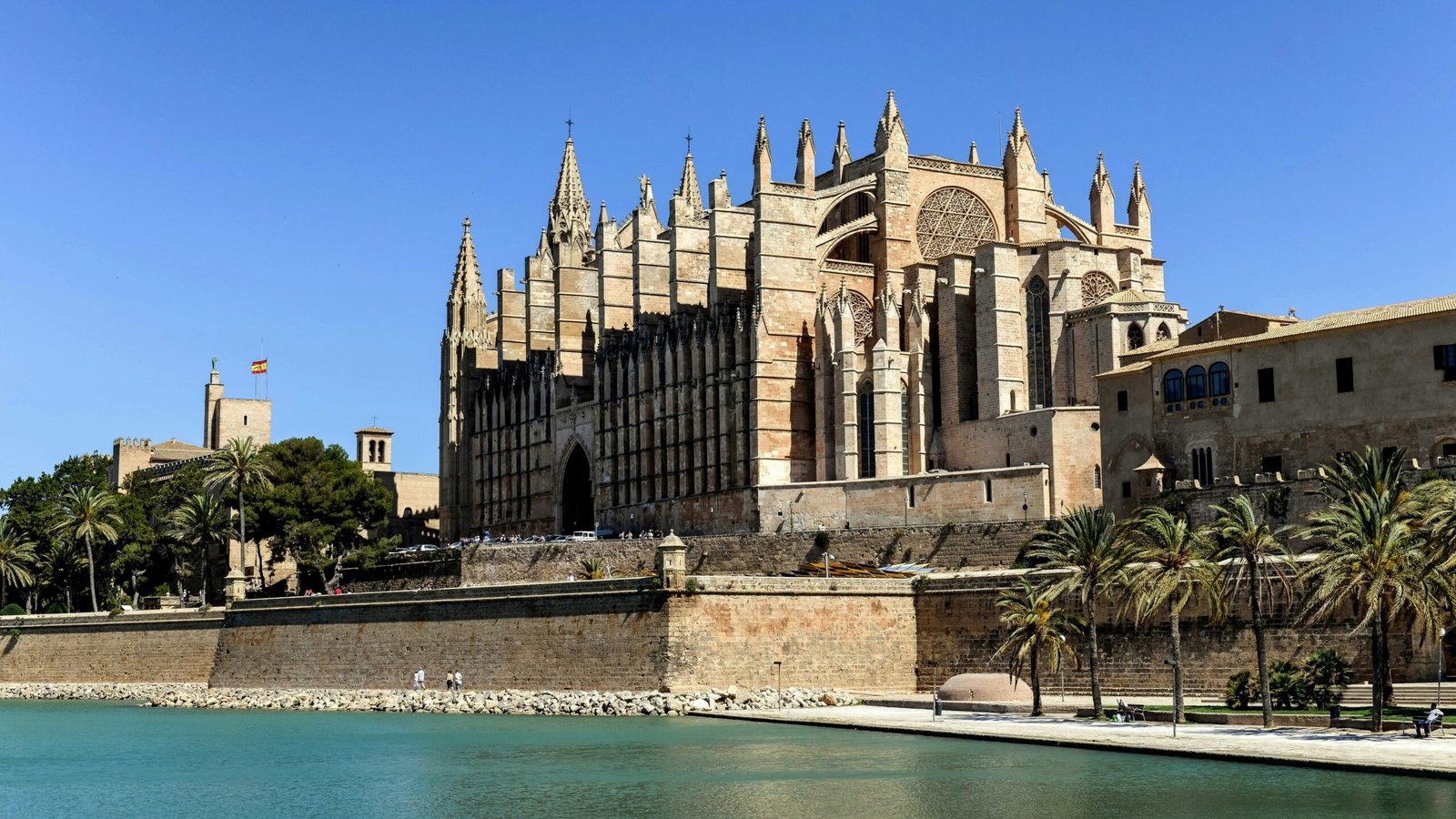 Großes Gebäude sitzend neben einem Wasserbereich auf Mallorca, fotografiert von Wolfgang Weiser