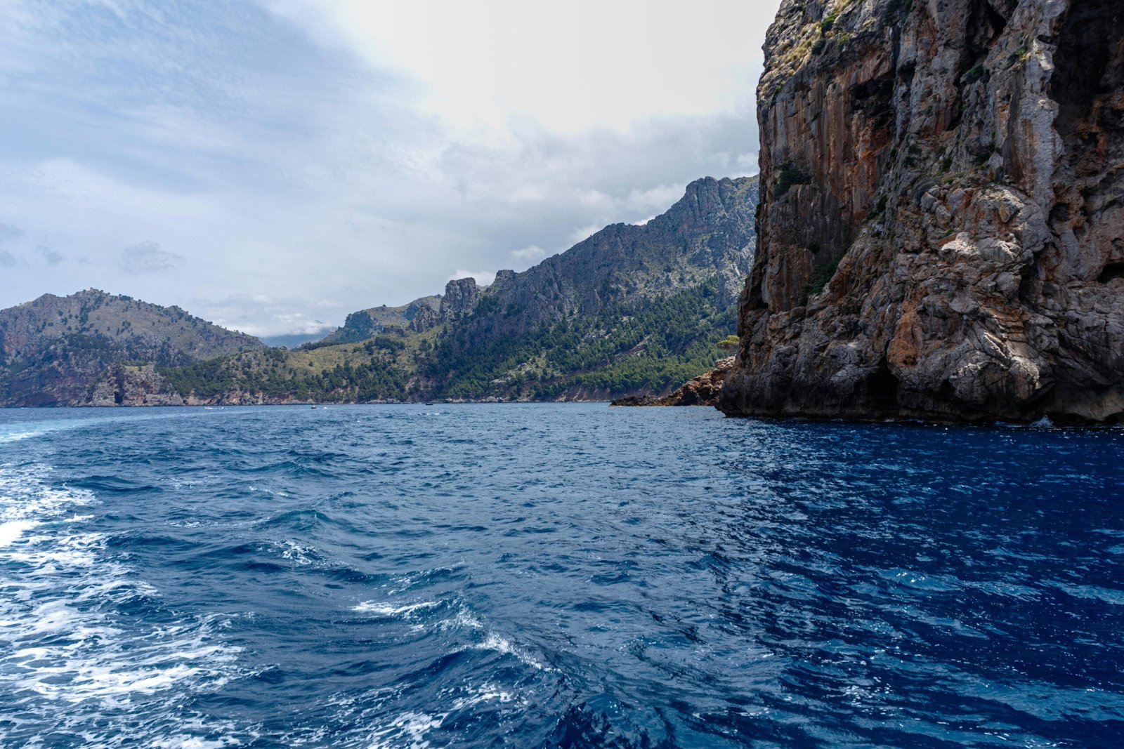 Großer Wasserbereich mit Berg im Hintergrund auf Mallorca, aufgenommen von Artur Łuczka.