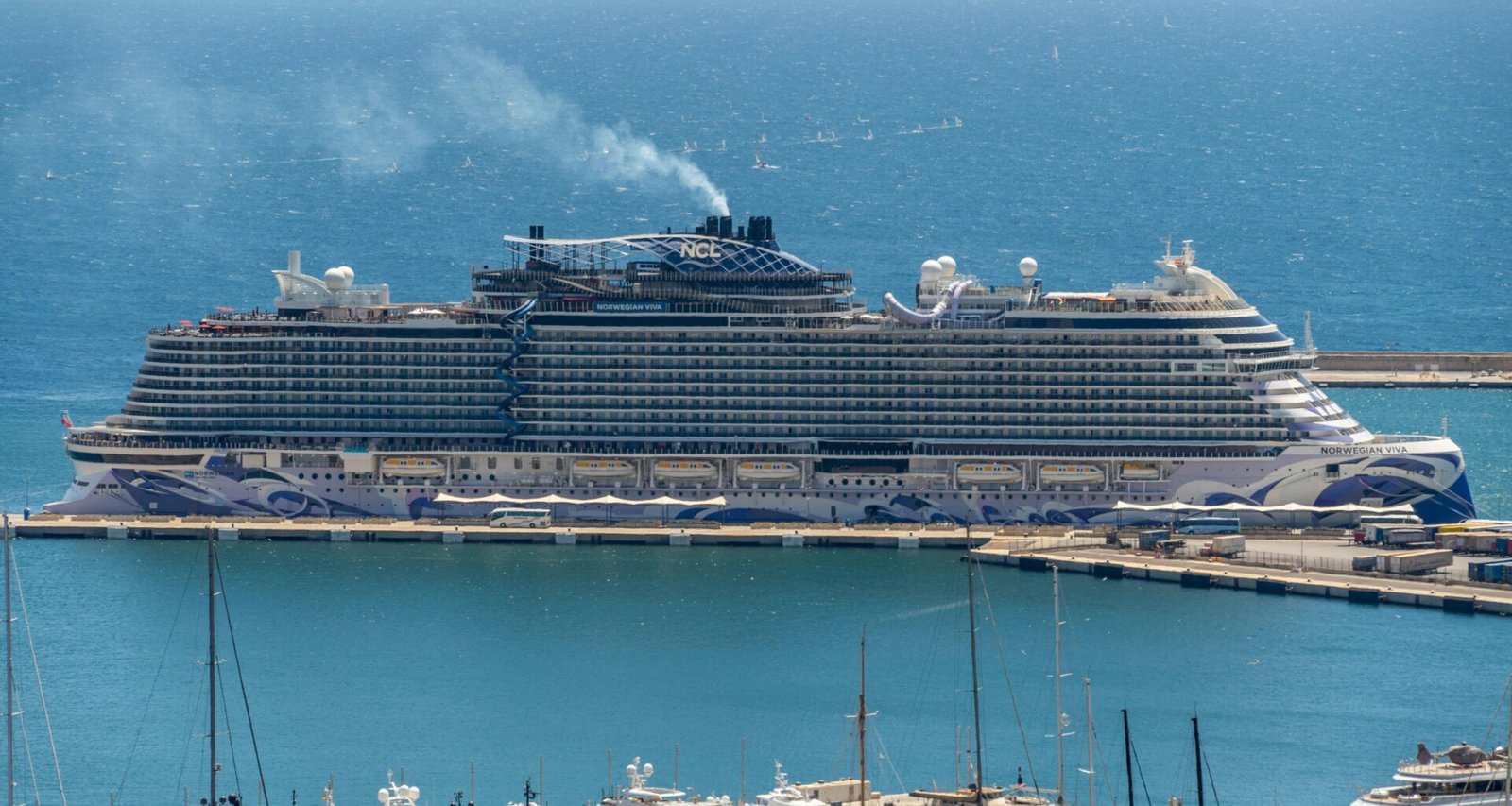 Großes Kreuzfahrtschiff im Hafen auf Mallorca, festgemacht an den Anlegestellen, aufgenommen von David Vives