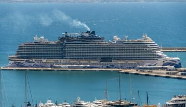 Großes Kreuzfahrtschiff im Hafen auf Mallorca, festgemacht an den Anlegestellen, aufgenommen von David Vives