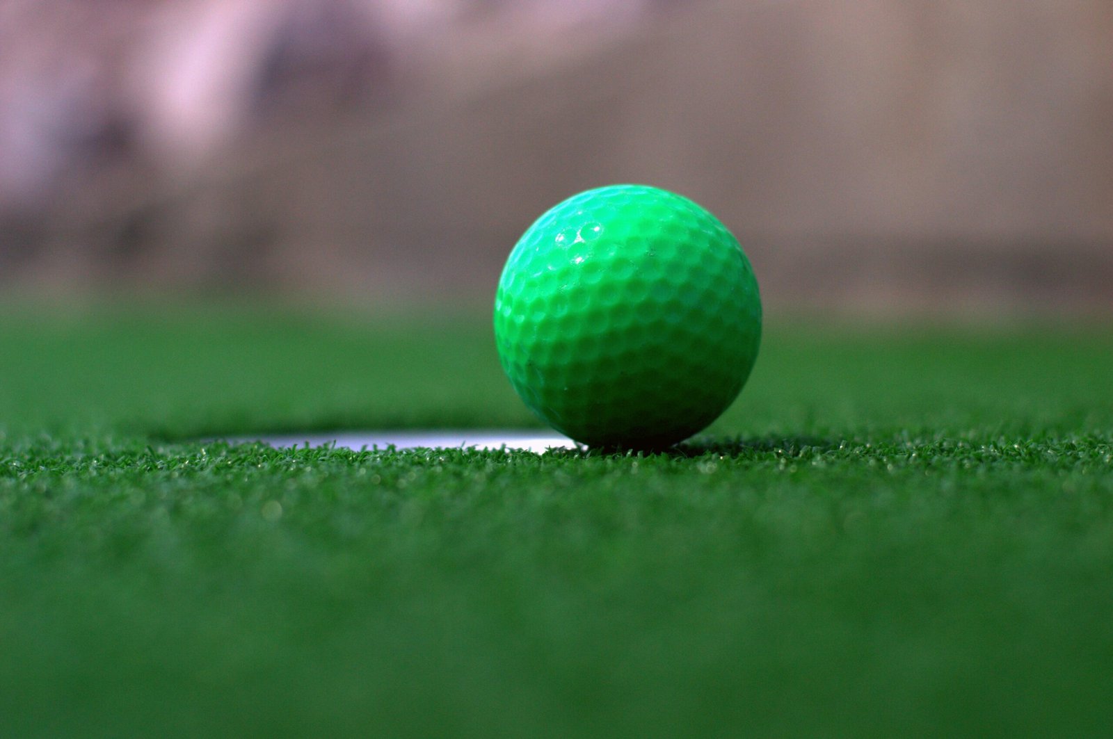 Grüner Golfball auf einem grünen Fairway auf Mallorca, fotografiert von Jason Abrams