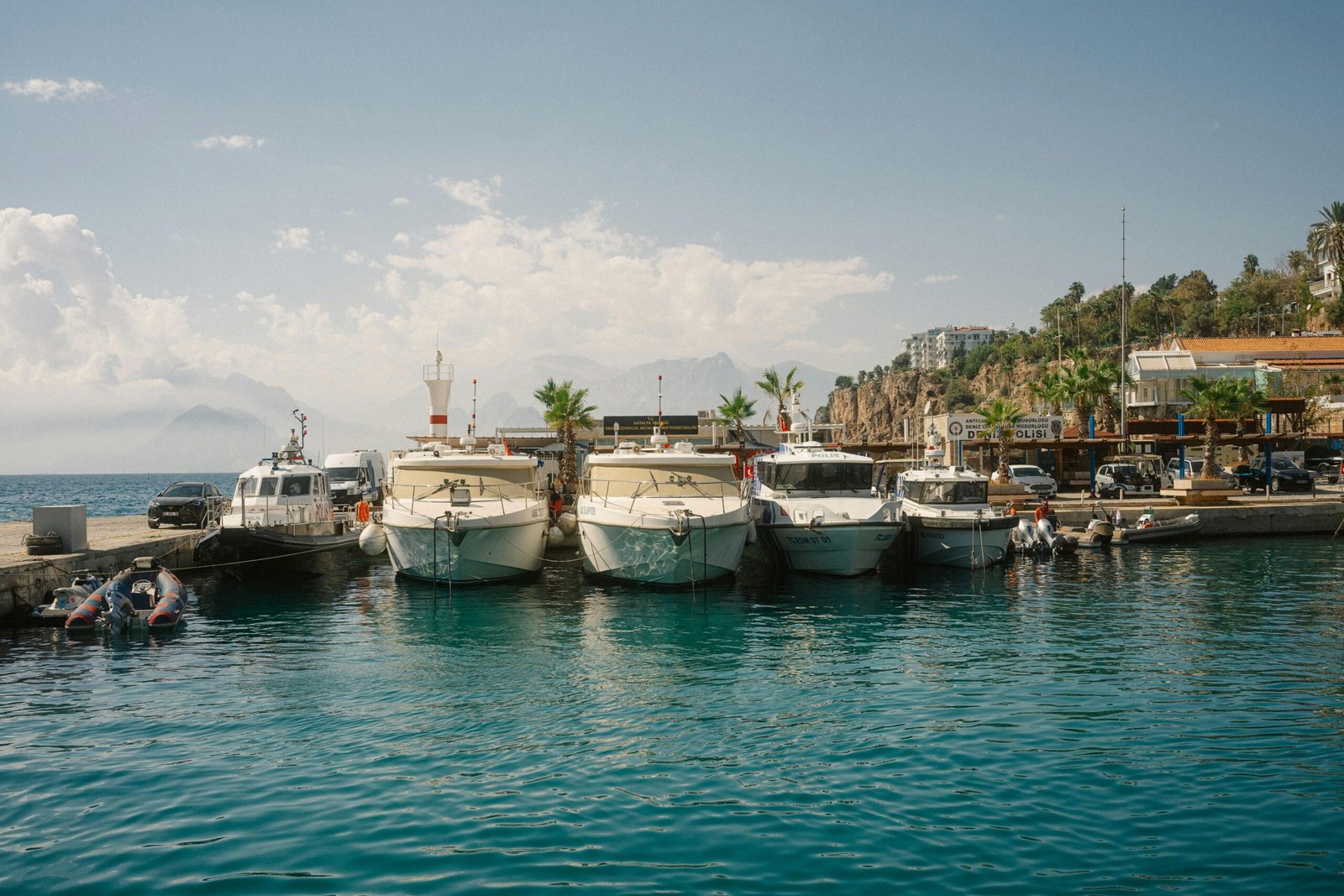 Mehrere Boote liegen im Wasser auf Mallorca, fotografiert von Igor Sporynin, und spiegeln den maritimen Lebensstil wider.