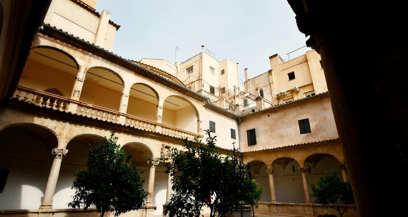 Innenhof mit Baum in der Mitte auf Mallorca, aufgenommen von Max Harlynking.