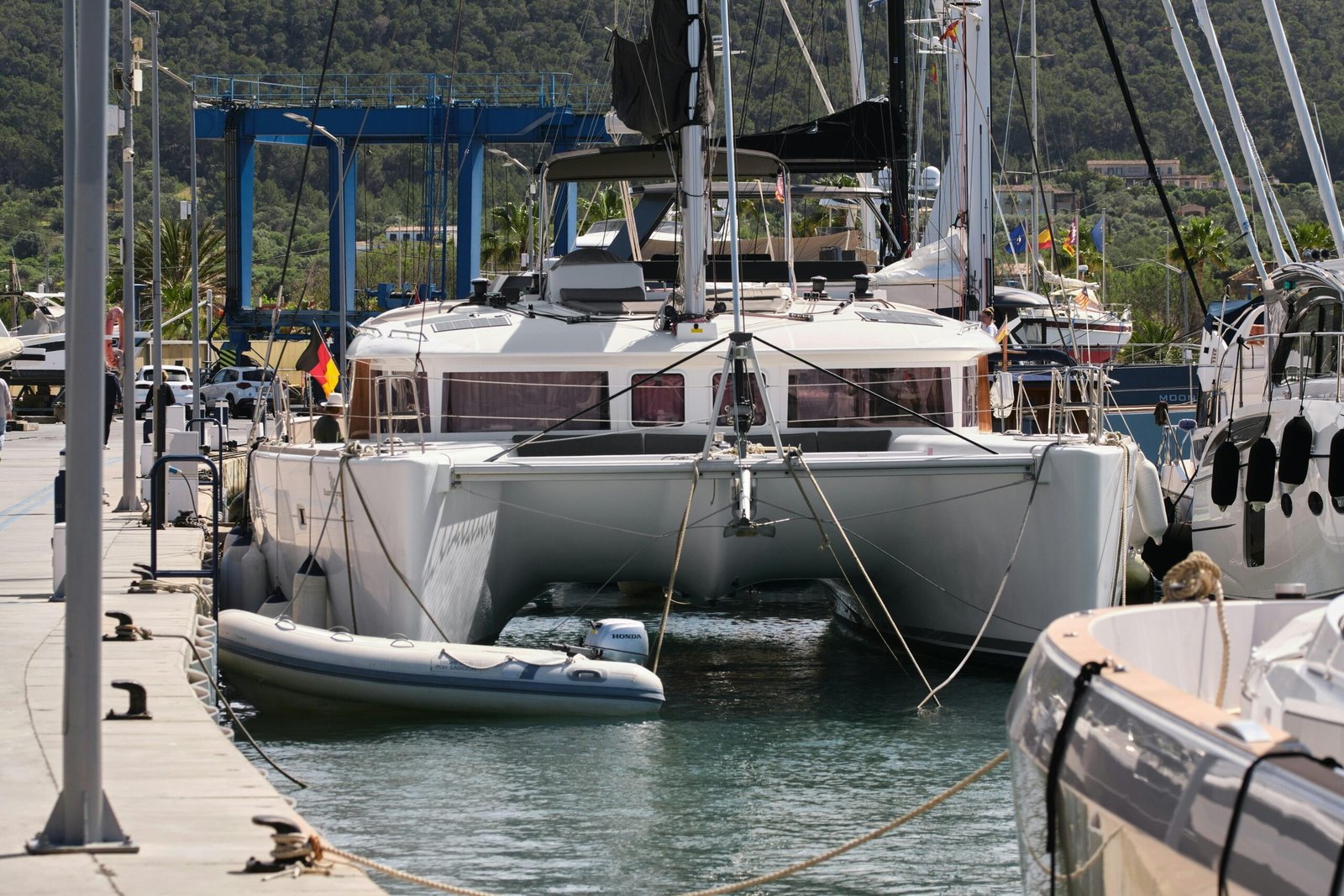 Ein Katamaran liegt im Hafen auf Mallorca, festgemacht an den Anlegestellen des Marinas, bei Tim Schmidbauer