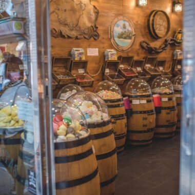 Ein Laden auf Mallorca mit zahlreichen Holzfässern, die an die lokale Handwerkskunst erinnern