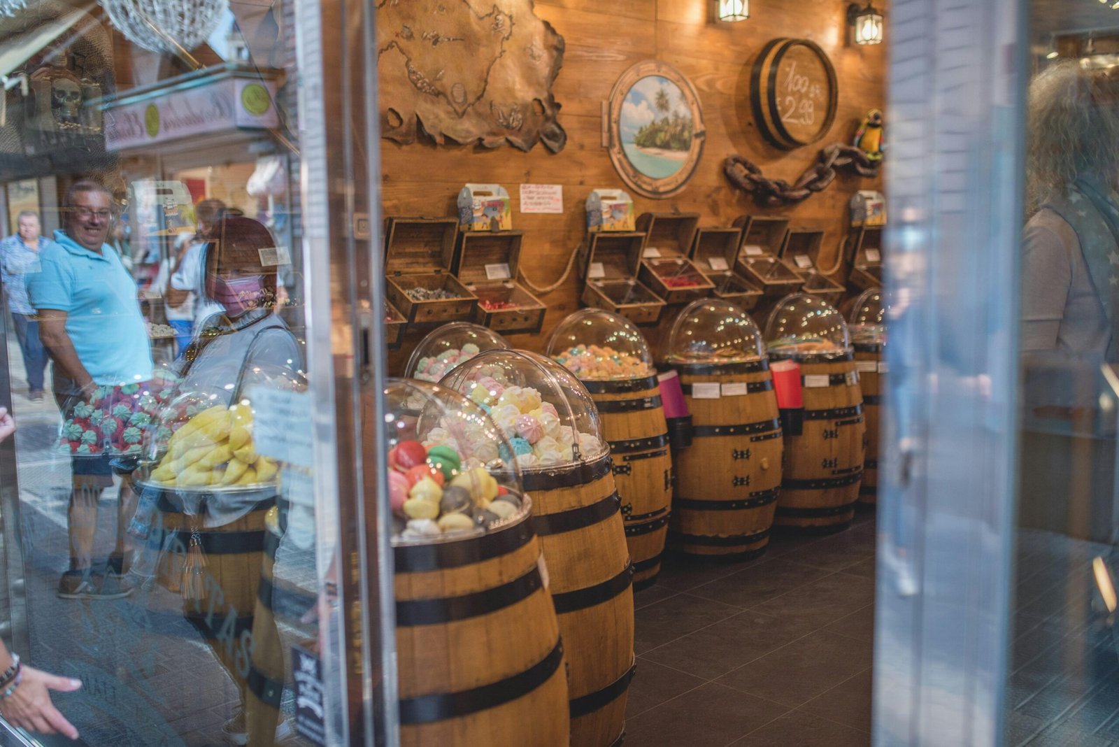 Ein Laden auf Mallorca gefüllt mit zahlreichen Holzfässern, die an handwerkliche Tradition erinnern, fotografiert von Monika Guzikowska