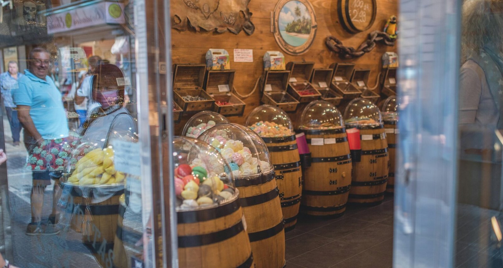 Ein Laden auf Mallorca mit zahlreichen Holzfässern, die an die traditionelle Lagerung und Herstellung erinnern.