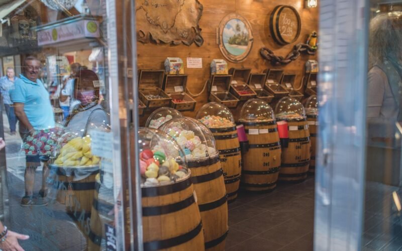 Ein Laden auf Mallorca mit zahlreichen Holzfässern, die an die traditionelle Lagerung und Herstellung erinnern.