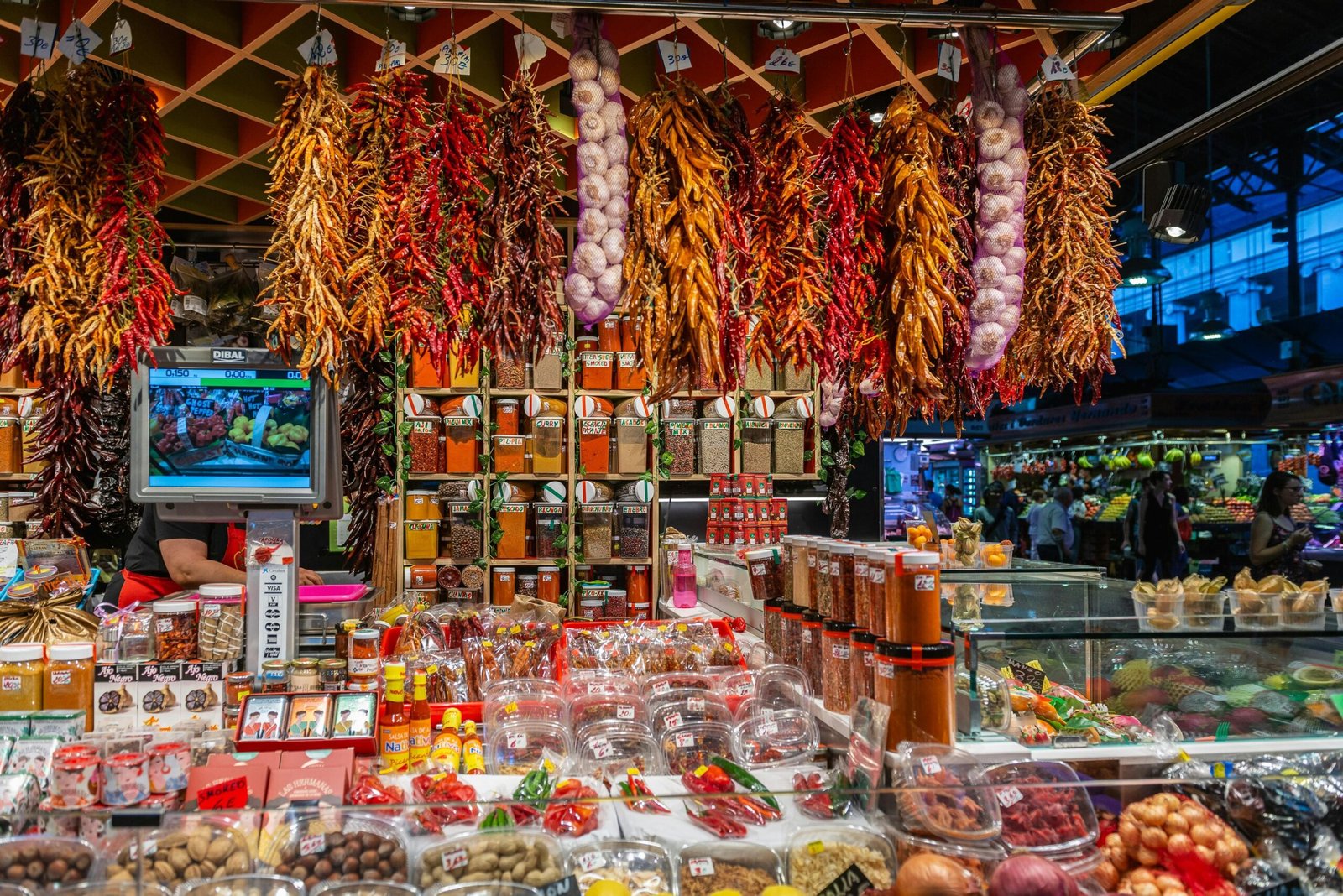 Ein Laden auf Mallorca gefüllt mit verschiedenen Lebensmitteln und Produkten, fotografiert von Mony Misheal