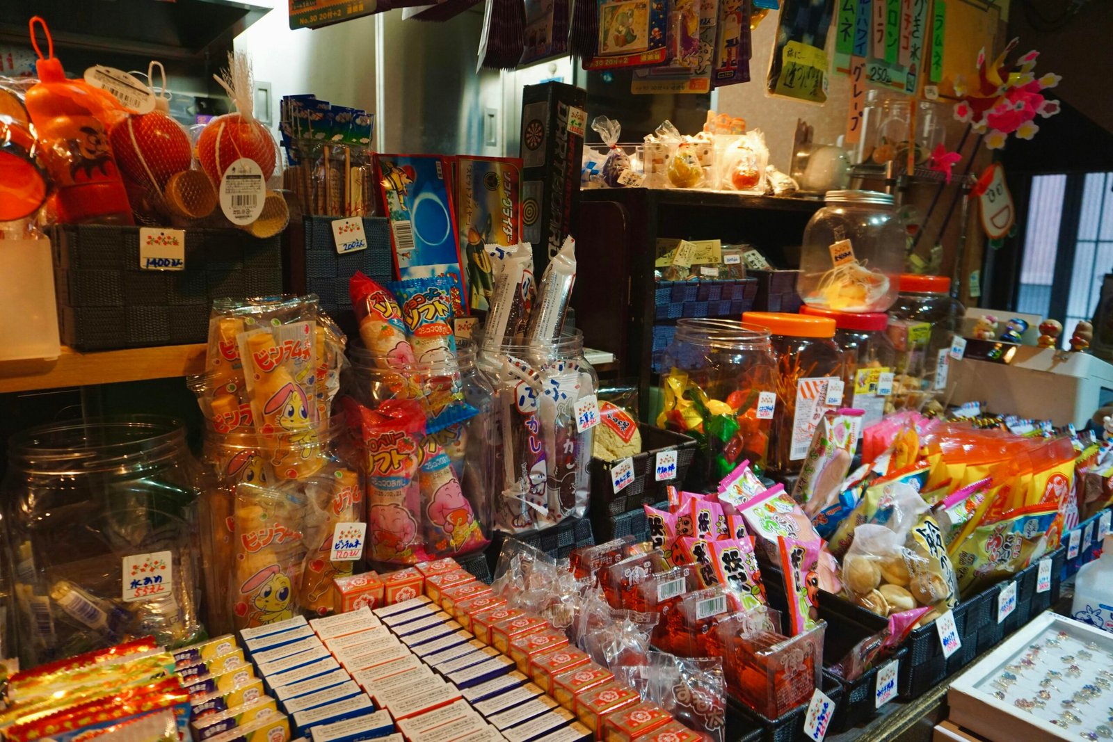 Ein Laden auf Mallorca voller verschiedener Süßigkeiten und Bonbons, fotografiert von Syria Polidoro.