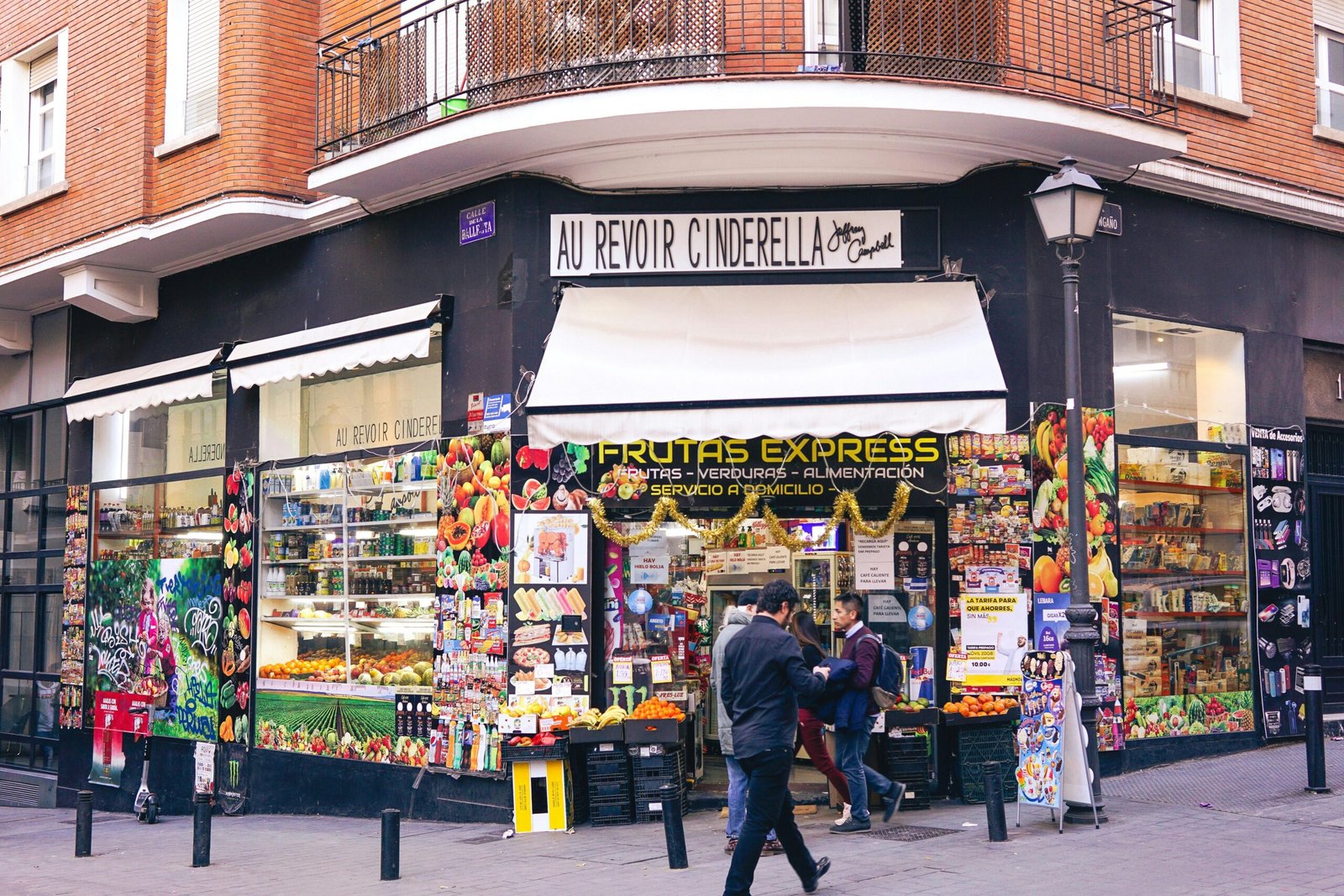Mann läuft an einem Obst- und Gemüsestand auf Mallorca vorbei, fotografiert von Veronica H