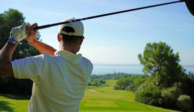 Mann beim Golfabschlag auf Mallorca, während er auf einem grünen Golfplatz schwingt, fotografiert von Frederik Rosar.