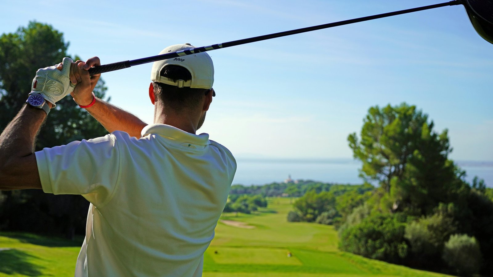 Mann beim Golfabschlag auf Mallorca, aufgenommen von Frederik Rosar