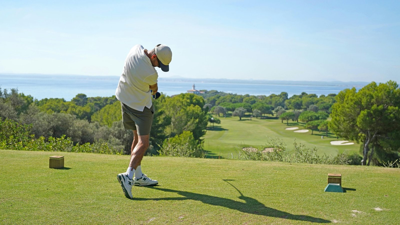Mann beim Golfschwung auf einem Golfplatz auf Mallorca, fotografiert von Frederik Rosar