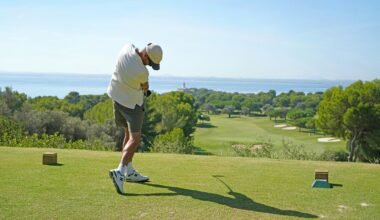 Mann schwingt einen Golfschläger auf einem Golfplatz auf Mallorca, aufgenommen von Frederik Rosar.
