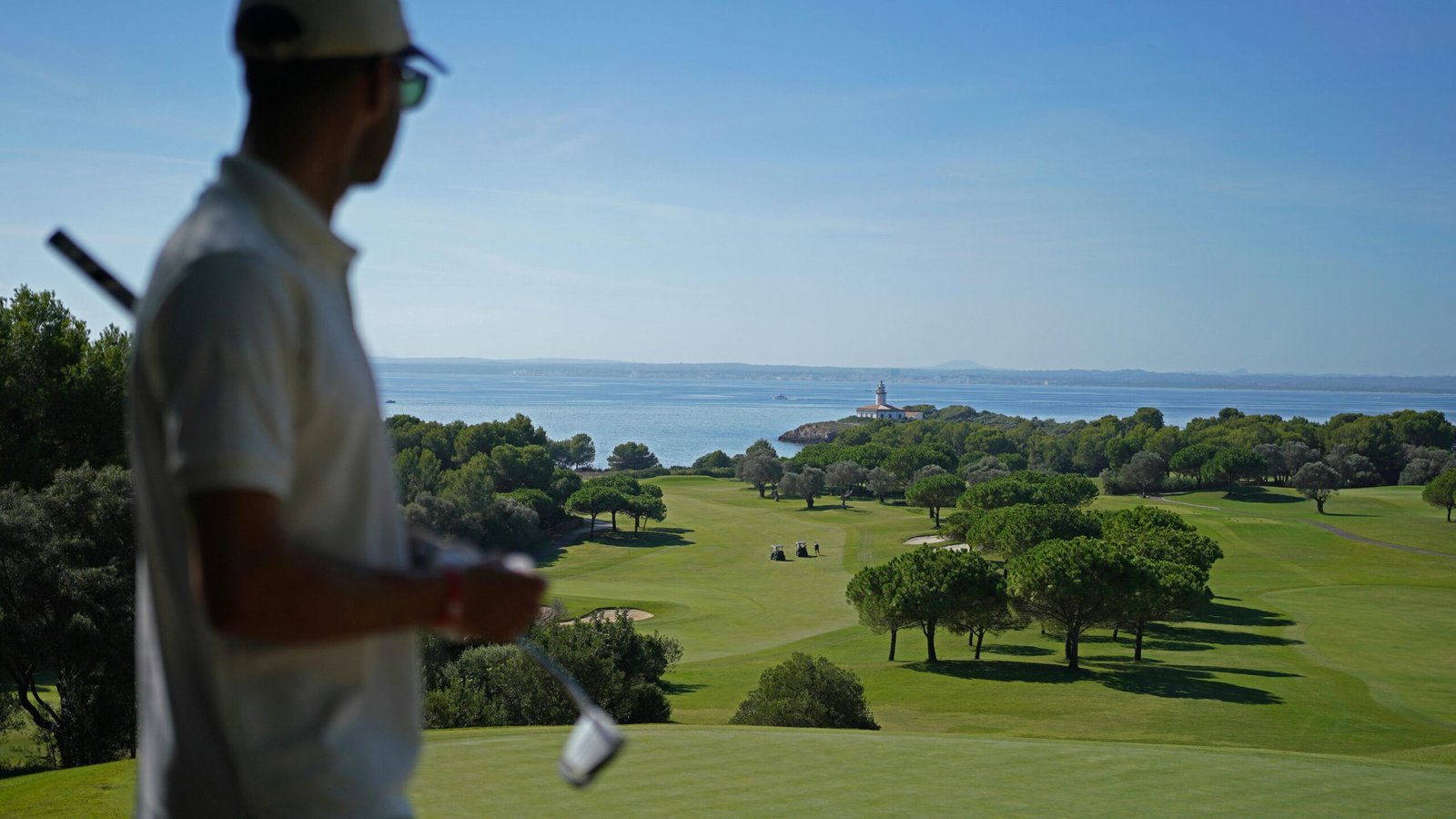 Mann steht auf Mallorca auf einem grünen Feld, umgeben von üppiger Vegetation und Natur, aufgenommen von Frederik Rosar