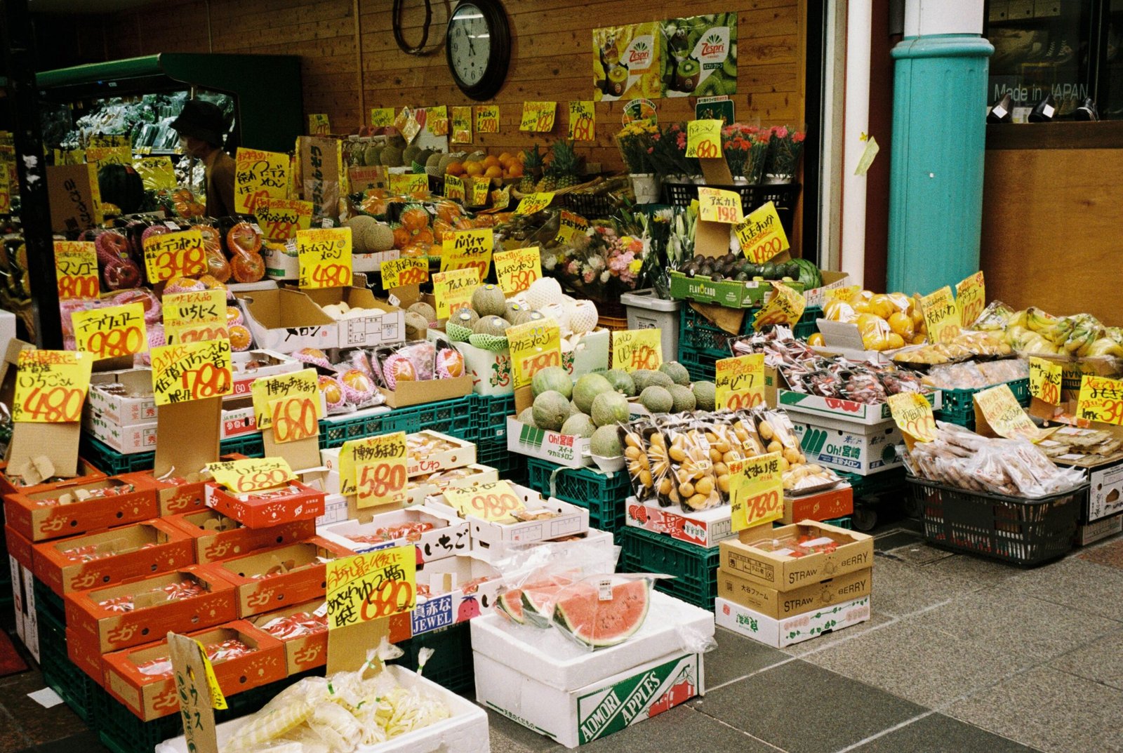 Markt auf Mallorca mit zahlreichen bunten Früchten und Gemüseständen, aufgenommen von Sylvia Zhou