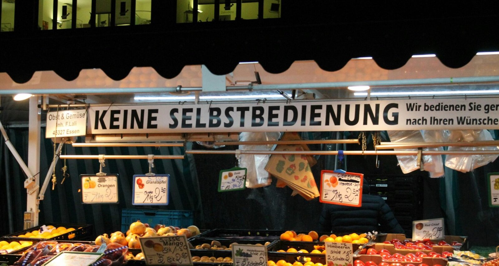 Ein Obststand auf Mallorca mit verschiedenen Früchten und Gemüse, fotografiert von Vandit Bhayani