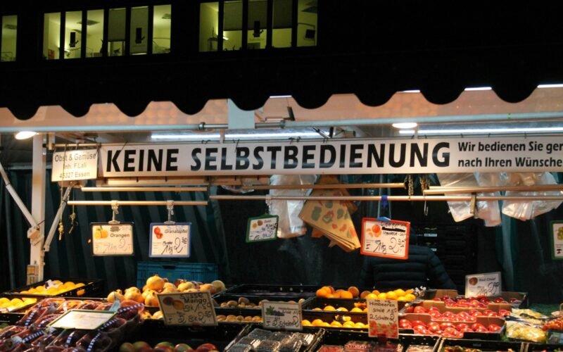 Ein Obststand auf Mallorca mit verschiedenen Früchten und Gemüse, fotografiert von Vandit Bhayani