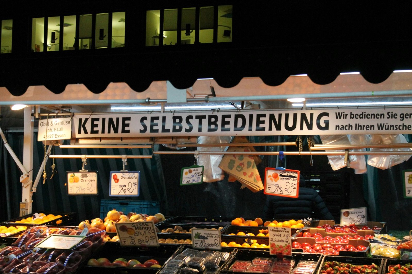 Ein Obststand auf Mallorca mit verschiedenen Früchten und Gemüse, fotografiert von Vandit Bhayani