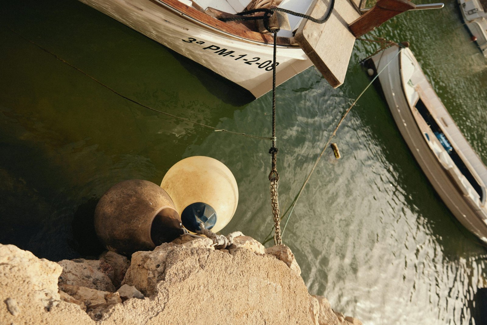 Zwei Boote liegen in ruhigem Wasser auf Mallorca, fotografiert von Tamara Harhai.