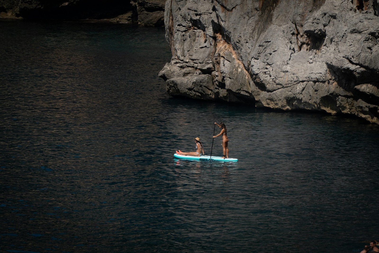 Paar auf einem Surfbrett im Wasser auf Mallorca, aufgenommen von Victor Rosario