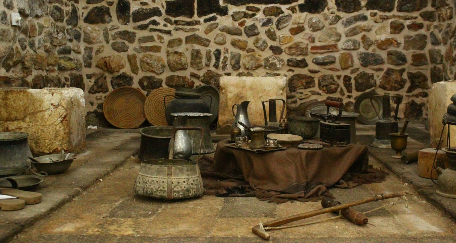 Innenraum auf Mallorca mit zahlreichen Töpfen und Pfannen auf einem rustikalen Küchenregal