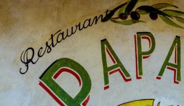 Restaurant-Schild auf Mallorca auf einer Gebäudewand, fotografiert von DDP, zeigt die lokale Gastronomie der Insel.