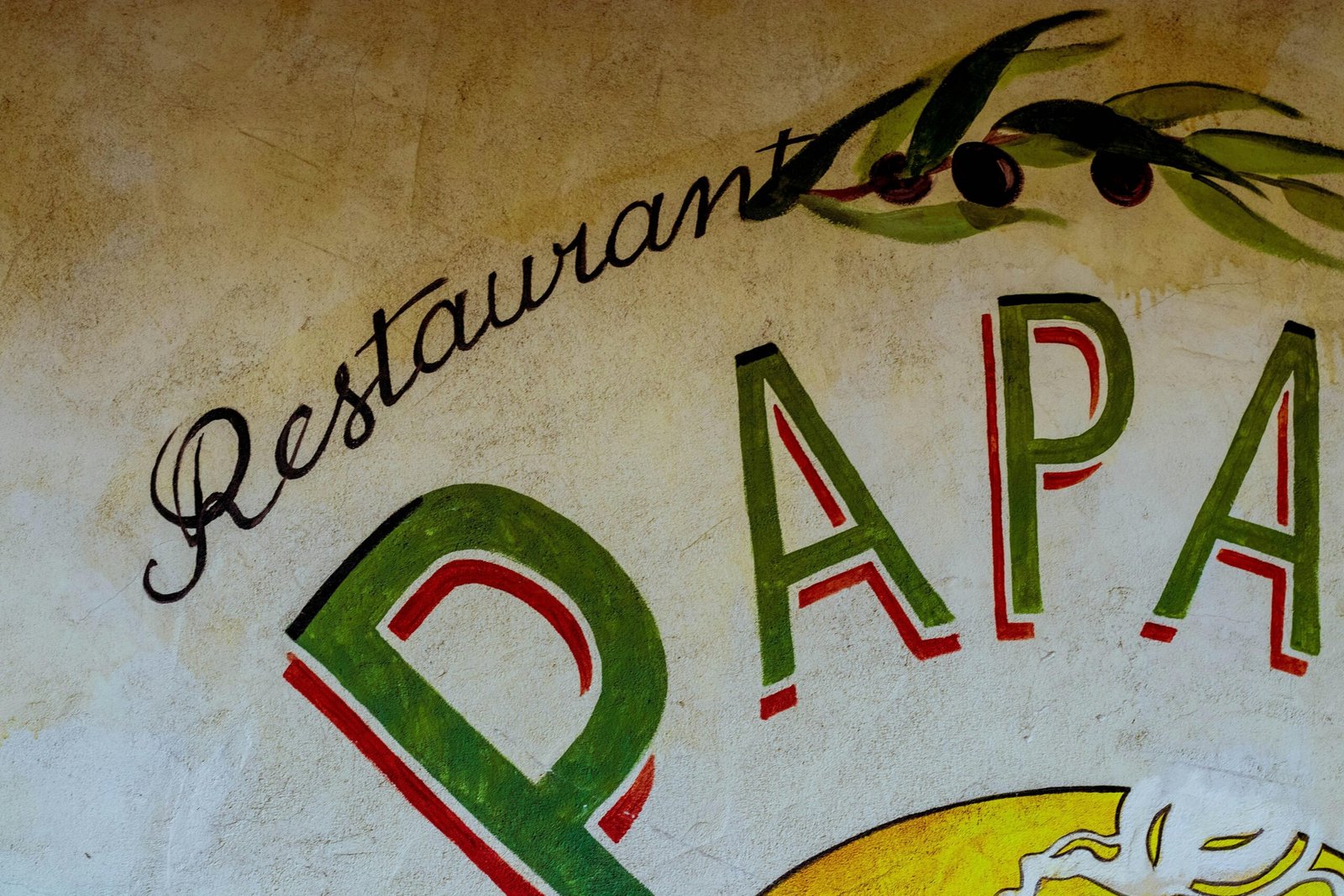 Restaurant-Schild auf Mallorca auf einer Gebäudewand, fotografiert von DDP, zeigt die lokale Gastronomie der Insel.