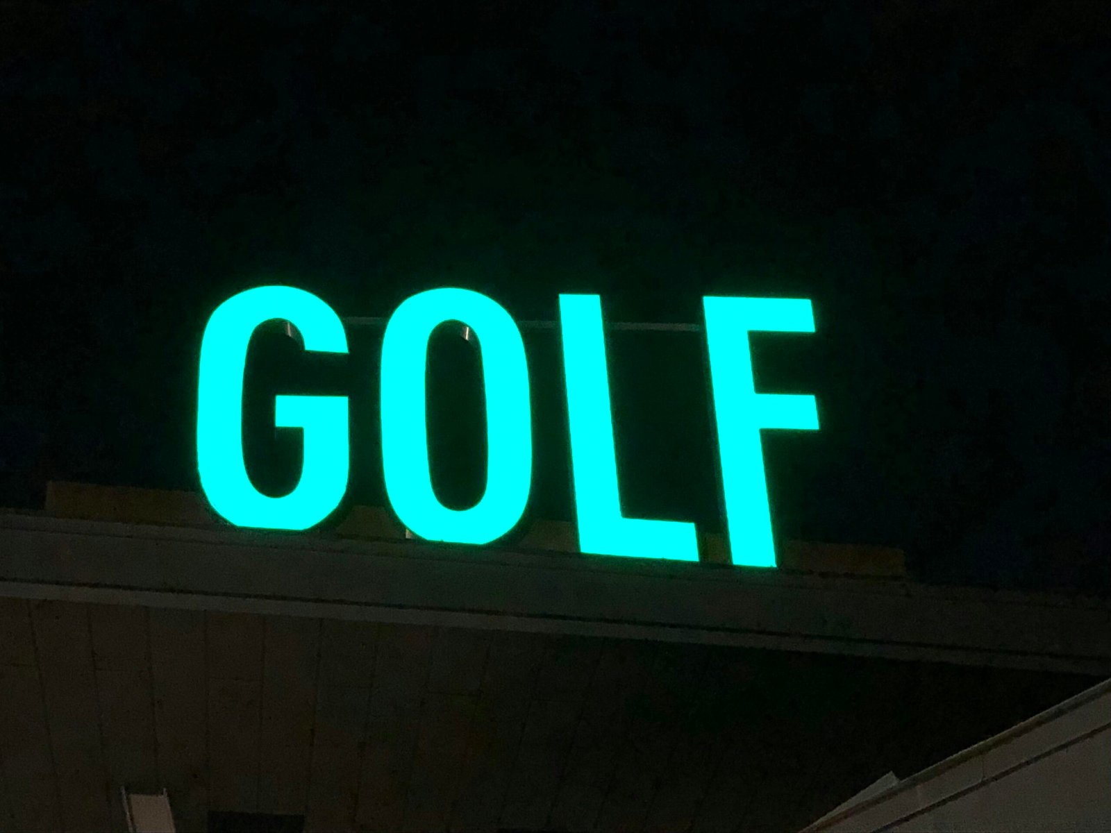 Ein Straßenschild an einem Gebäude auf Mallorca, das Wegweiser für Touristen zeigt, aufgenommen von Blogging Guide.
