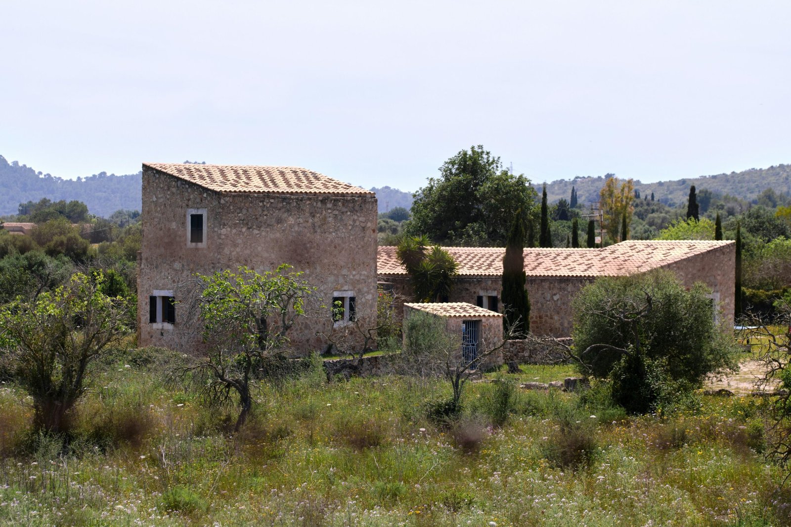 Steinhaus auf Mallorca umgeben von Natur, aufgenommen von Tim Schmidbauer
