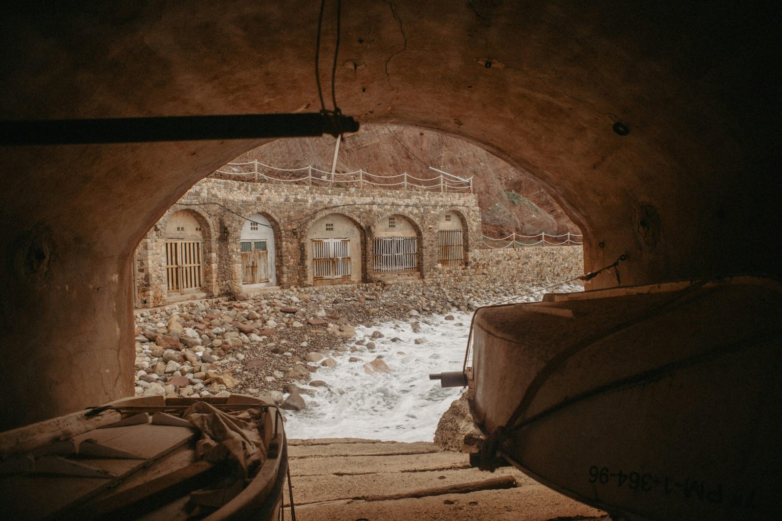 Ein Tunnel auf Mallorca mit einem Bett darin, fotografiert von Raymond Petrik